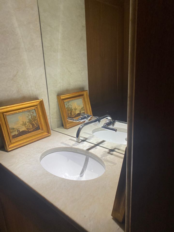 Handfat i sten med väggblandare